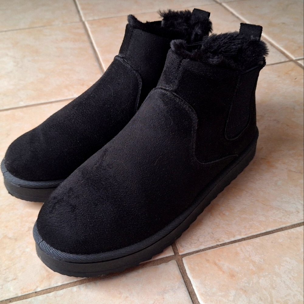Black Boots with Fur Lining
